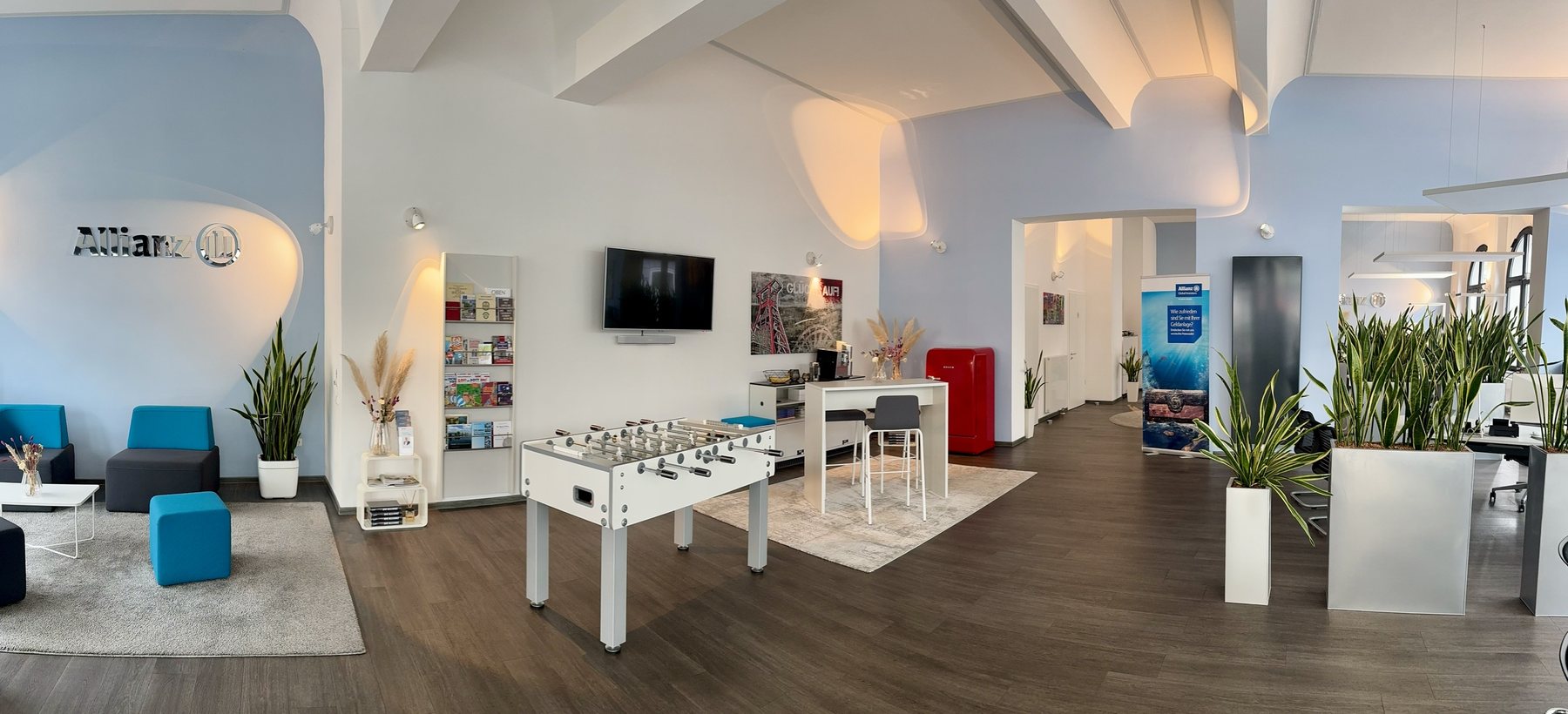 Empfangsbereich der Agentur mit Kickertisch und Sitzecke